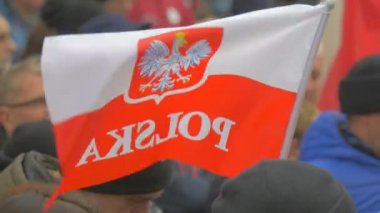 Başkan'ın ilkeleri erkek kadın karşı kalabalık Polonya bayrağı amblemi demokratik toplantı Opole Polonya protesto demokrasi Savunma Komitesi bayraklar sallayarak vardır