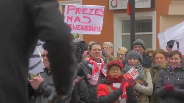 Applauding emberek demokrácia Bizottság rally Opole Lengyelország találkozó ellen elnök Andrew duda intézkedések Man jön Down aktivisták hallgatva hangszóró — Stock videók