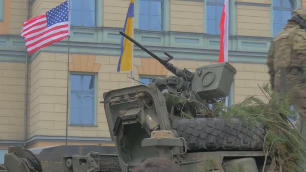 군인 탱크 포 탑 오픈 해치 군사 차량에 광장을 흔들며 Falgs 대서양 해결 작업 나토 Forses 군인 위장에 올라가서 — 비디오