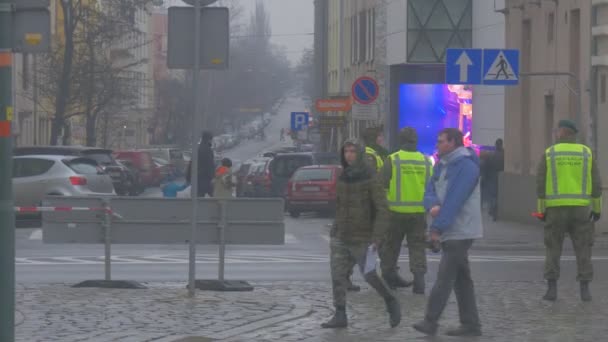 Żołnierze NATO koszula znak drogowy Opole Atlantic Resolve operacja żołnierze na placu miasta wojskowe wyposażenie pokojowej misji ludzie chodzą — Wideo stockowe