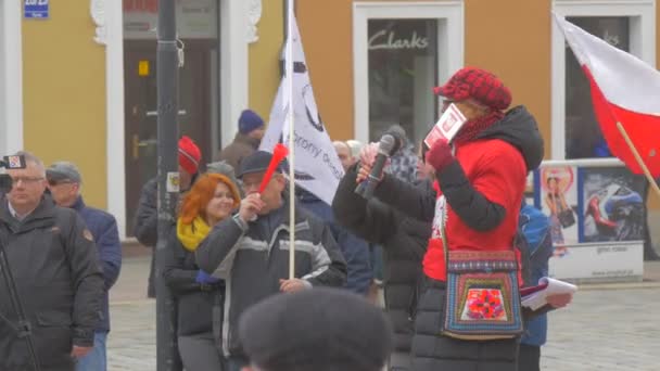 Frau spricht vor demokratischem Volkstreffen in Opole Polen Protest gegen die Politik des Präsidenten Männer Frauen schwenken polnische Fahnen Frau hält Broschüre in der Hand — Stockvideo