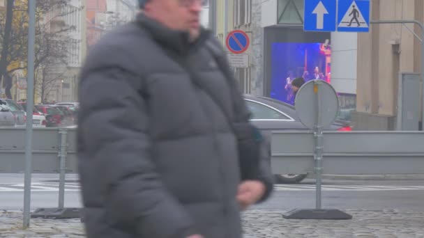 Dos Militares Opole Square Atlantic Resuelven Operación Soldados en un Uniforme en una Encrucijada Cityscape Los autos son conducidos señales de tráfico Los hombres están hablando de pie — Vídeo de stock