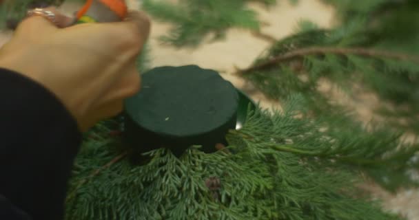 A composição de Natal de ramos de grinalda de advento na classe mestra de Ano Novo de Mesa — Vídeo de Stock