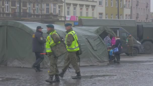 Acampamento de OTAN em Opole Square Atlantic Resolva Operação Soldados em Equipamento Militar Praça da Cidade Missão de Paz Treinamento Pessoas Estão Olhando — Vídeo de Stock