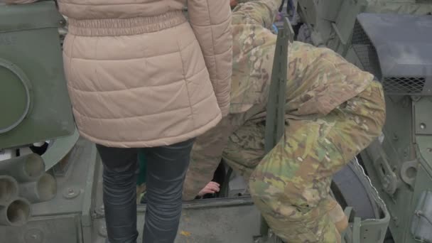 Soldado en un tanque ayuda a una mujer a derribar a un niño Muestra un tanque a un pueblo Excursión al campamento militar Opole Atlantic Resolver operación Soldado afroamericano — Vídeo de stock