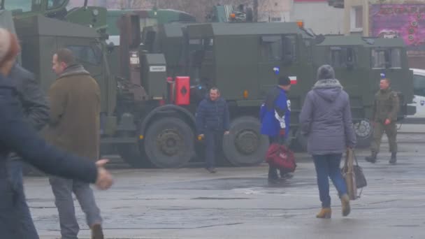 Veículos de Soldados Opole OTAN Atlântico Resolver Operação Soldado Falando com Mulher Pessoas Crianças Estão Olhando para Treinamento Multinacional Equipamento Militar — Vídeo de Stock