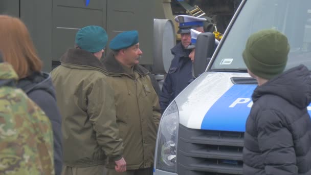 Soldados da Polícia Minibus Opole Atlantic resolvem operação Soldados da OTAN em boinas azuis estão conversando Missão de Paz Equipamento Militar Praça da Cidade — Vídeo de Stock