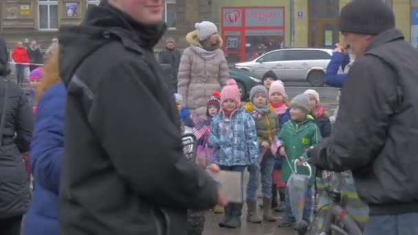 Dzieci w pobliżu policja Quadricycle Opole Excurcion NATO obóz wojskowy Atlantic Resolve operacja ludzie patrzą na sprzęt wojskowy na placu miejskim — Wideo stockowe