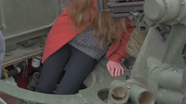 Wycieczka Młodej Kobiety do obozu wojskowego Opole Siły Nato w Polsce Żołnierze w Kamuflażu Pomóż Ludziom zejść do kabiny Pojazdu Wojskowego — Wideo stockowe