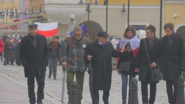 Menschen, die nach einem demokratischen Treffen in Polen sprechen und gegen die Politik des Präsidenten protestieren, schwenken polnische Fahnen. — Stockvideo