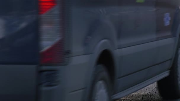 Vozidla Minibus je poháněn louže rozmazané číslo vozu kola nárazník vody v louže neopravené Road slunečný den Sky odraz v Opole vody Polsko — Stock video