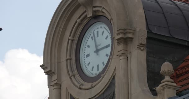 Reloj mecánico grande muestra el tiempo — Vídeos de Stock