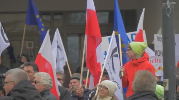 Jonge en senior activisten Democratie Rally Opole Polen Ontmoeting tegen president Andrew Duda Acties Mensen met Banners zwaaiende vlaggen Jongen in glazen — Stockvideo