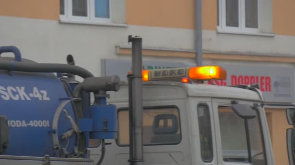Riool schonere vrachtwagen verlaat in Opole stad dag flashers op een vrachtwagen dak stormwater afvoerpijpen schoonmaken oranje knipperlicht is vastgesteld op cabine van het voertuig — Stockvideo