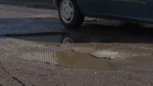 车辆是由湿路城市日 Opole 波兰车号水水在坑车的车轮太阳反射在水湿沥青未修的道路 — 图库视频影像