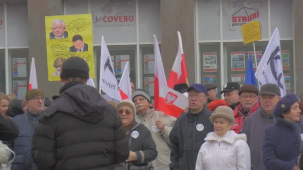 De rally Opole Polen van de Senior people democratie Commissie tegen president Andrew duda acties activisten houden banners staande in een lijn — Stockvideo