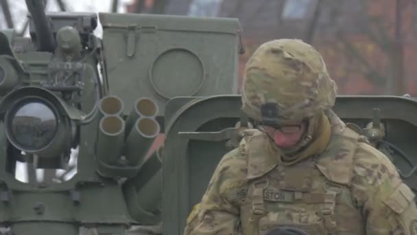 Soldado se sienta en tanque Opole Atlantic Resolver Operación Nato Forses Soldado en un camuflaje y casco Equipo militar ametralladora munición City Square — Vídeo de stock