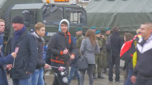 Menschen unter Soldaten in einem Militärlager in Polen und am Atlantik: Teenager schauen Soldaten in Uniform auf einem Stadtplatz zu — Stockvideo