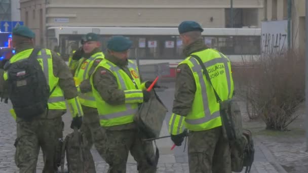 バッグを持つNATO兵士は、都市広場の軍事機器平和維持ミッションの兵士が立ち去っている上で、オポール大西洋解決作戦兵士 — ストック動画