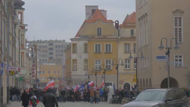 Ludzie w Vintage Square car Demokratyczna spotkanie Opole Polska protest przeciw politykom prezydenta mężczyźni i kobiety machają polskie flagi Walking — Wideo stockowe