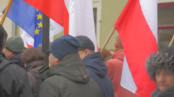 Orang-orang dengan Bendera Demokrasi Pertemuan Pertahanan Opole Polandia Orang-orang yang Memegang Polandia dan eu Bendera di Kota Square Old Lady adalah Berjalan Pria Muda Berdiri — Stok Video