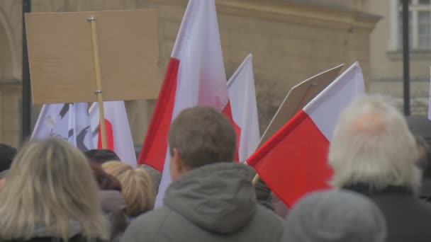 Pessoas com bandeiras polonesas em pé na Praça da Cidade Reunião do Comitê de Defesa da Democracia Opole Polônia Pessoas estão segurando bandeiras Placards Acenando bandeiras — Vídeo de Stock