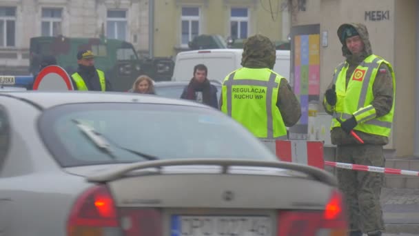 Soldados cerca de la valla Opole Nato Atlantic resuelven operación Militares multinacionales de entrenamiento están de pie hablando del paisaje urbano impulsado por coches civiles City Square — Vídeos de Stock