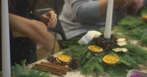 Die weihnachtliche Komposition von Adventskranzzweigen am Tisch Neujahrsmeisterkurs — Stockvideo