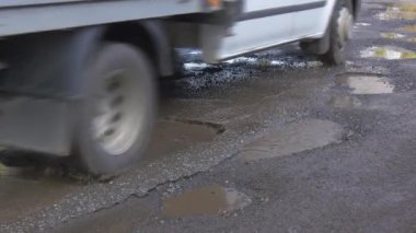 Beyaz kamyon yönlendirilen City Opole Polonya su birikintileri su bir çukurlar otomobilin tekerlekleri güneşli gün güneş yansıması bir su ıslak asfalt Düzeltilmemiş Road günüdür