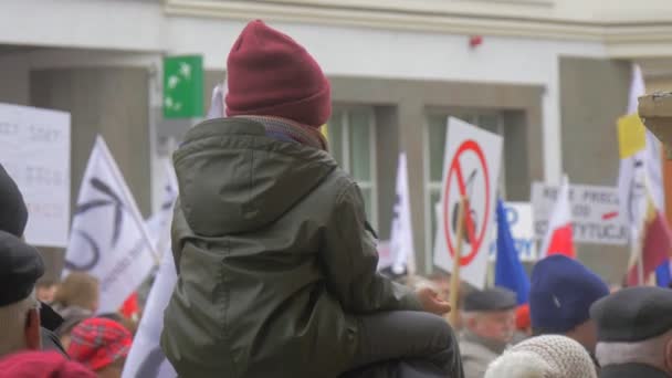 Παιδί σε πλήθος λαιμό του μπαμπά στο ΔΗΣΥ εναντίον ακτιβιστών άνθρωποι του Πρόεδρο Andrew Ντούντα ενέργειες Opole Πολωνία κρατώντας σημαίες κυματίζουν πολωνική σημαίες — Αρχείο Βίντεο