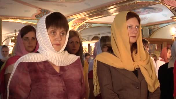 Junge und alte Frauen nehmen an heiligen Ritualen teil (donetsk Kirche, Ukraine) — Stockvideo