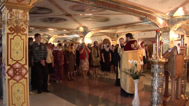 一大群教区去祷告教会顿涅茨克 （乌克兰在坛前). — 图库视频影像