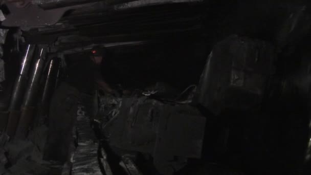 Důl pracovník opraví vrtná souprava v uhlí dolu (Ukrajina) — Stock video