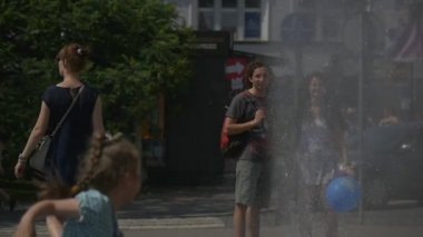 Genç çift üzerinde küçük bir genç kız hangi havuzun yanındaki sokakta oynarken izlemek