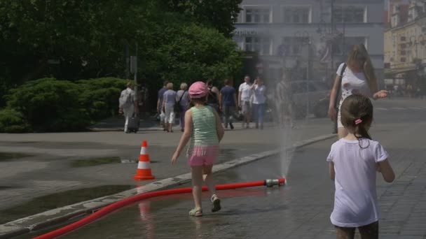 Due bambine che giocano con l'acqua — Video Stock