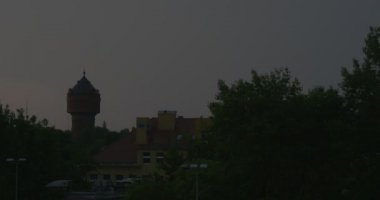 Kentsel binalarda akşam sıkıcı gri gökyüzü Silhouettes of House ve kule ağaçlar sessiz yer terk edilmiş bina gece istirahat ve karanlığın içinde insan yok