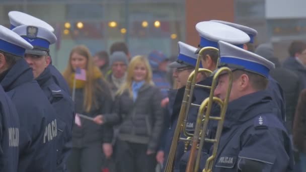 Orkiestra wojskowa ceremonialne spotkanie Opole Polska Atlantic Resolve operacja Band jest odtwarzanie muzyki ludzie są kołysząc z małych flag watching — Wideo stockowe