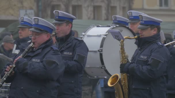 Orchestra al Ceremonial Meeting Opole Poland Atlantic Resolve Operation la band sta suonando Tromboni Tamburi Sassofoni Le persone stanno ascoltando a City Square — Video Stock