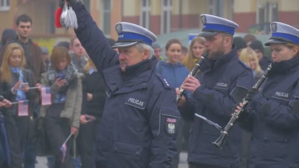 Maestro da Orquestra Militar Opole Polônia Atlântico resolve operação da banda é finalizada para tocar uma música que as pessoas estão assistindo à escuta na Praça da Cidade — Vídeo de Stock