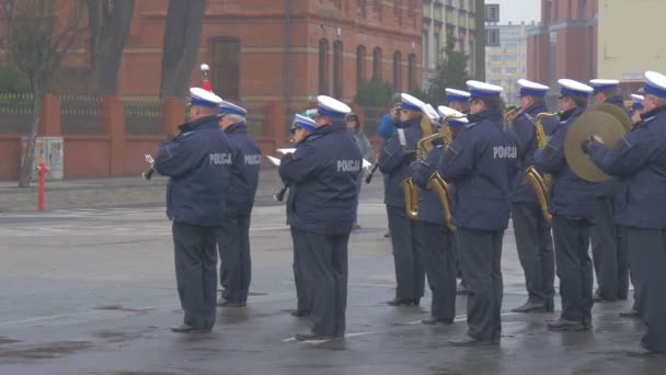 Militärorkester spelar ceremoniella möte Opole Polen Atlantic lösa operation bandet spelar musik folk tittar på att ta video — Stockvideo