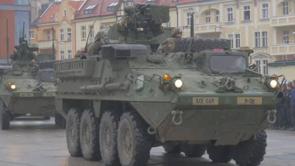 Panzers megállt a Parade Opole Lengyelország Atlantic Resolve művelet katonai járművek katonák a tornyokkal emberek nézi a tér régi épületek — Stock videók