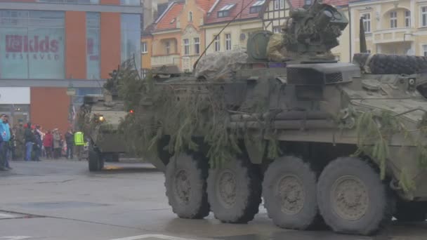 Військові машини на парад Ополе Польща Атлантичний врегулювання операція солдати на танкова башта машини маскуються з ялин гілки глядачів міський пейзаж — стокове відео