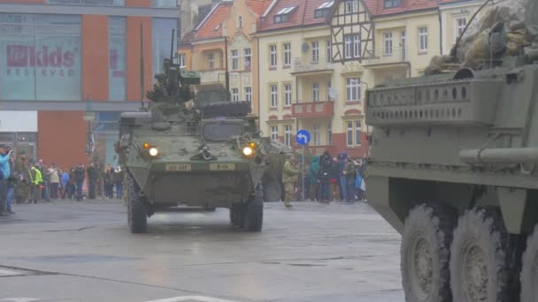 Панізери на площі Ополе Польща парад Атлантичного врегулювання операція військові машини солдати на башточками люди дивляться на квадратні старі будівлі — стокове відео