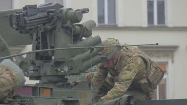 Soldat på Panzer tornet Opole lösa operation människor tittar på parad på en stad kvadrat soldat förbereder en outfit gamla byggnader molnigt dag — Stockvideo