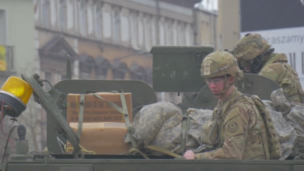 Soldati in caschi Opole Atlantic Operazione Uomini su veicoli militari Torrette Assunzione dei vetri mimetici City Square Vecchi edifici Giorno nuvoloso Polonia — Video Stock