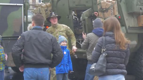 Personas mirando vehículos militares Opole Polonia Atlántico Resolver operación La gente está viendo el desfile en una plaza de la ciudad Tomando fotos Día nublado — Vídeos de Stock