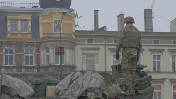 Soldaten op miltaire voertuigen op stadsplein uitrusting Martial Law Parade in Opole Polen oude gebouwen bewolkte dag Atlantic oplossen operatie NAVO-militair — Stockvideo