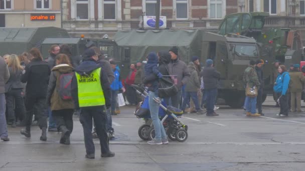 Les gens au défilé Opole Pologne Atlantique résolvent l'opération Véhicules militaires Les gens Les enfants marchent en prenant des photos sur la place de la ville Paysage urbain dans le jour nuageux — Video