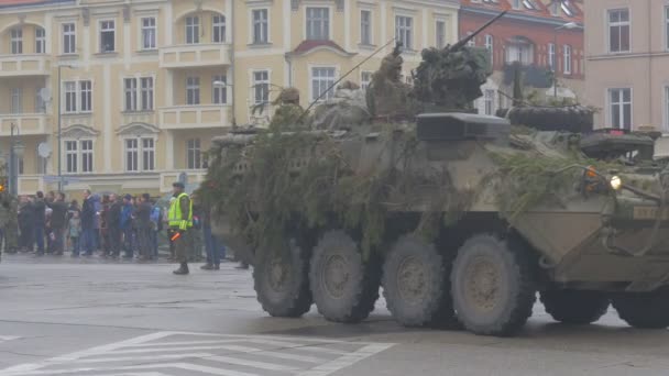 Человек, фотографирующий танк Opole Poland Atlantic, разрешает операцию "Военные транспортные средства" и лагерь полиции люди наблюдают на городской площади в облачный день — стоковое видео