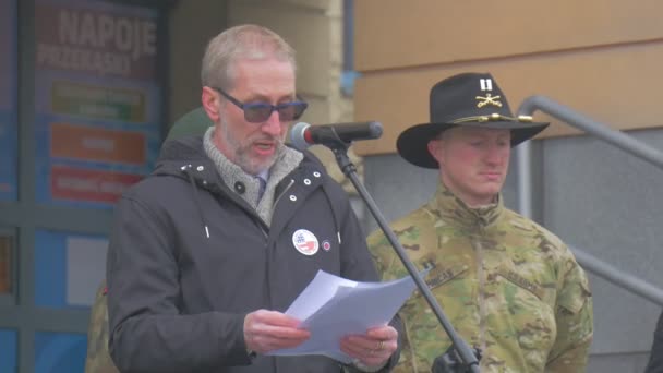 Representante del Ejército de los Estados Unidos dando un discurso Opole Resuelve Operación Polonia Funcionarios están dando charlas a un ciudadano de pie cerca del Edificio de la Ciudad Vieja — Vídeo de stock